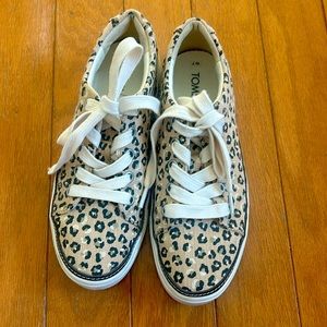 Toms sneakers size 7